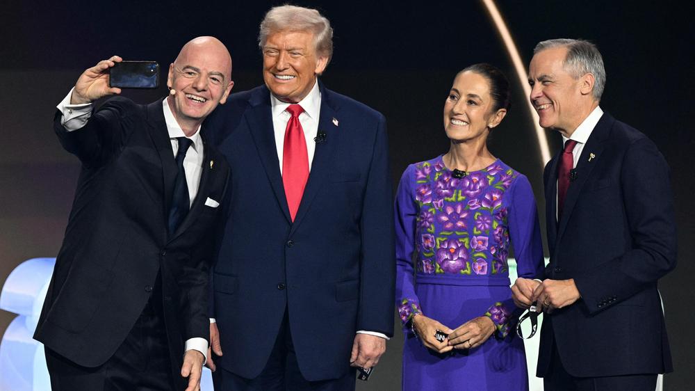  Gianni Infantino (links) macht bei der WM-Auslosung ein Selfie mit Donald Trump, Mexikos Präsidentin Claudia Sheinbaum und Kanadas Premierminister Mark Carney (von links nach rechts).
