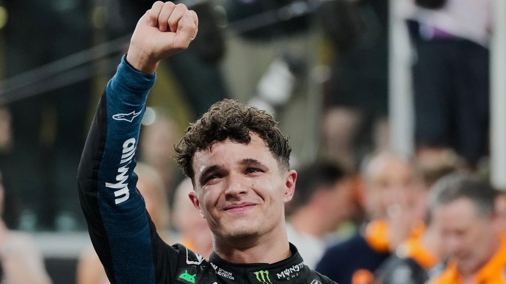 Motorsport: Lando Norris jubelt nach dem Großen Preis von Abu Dhabi.