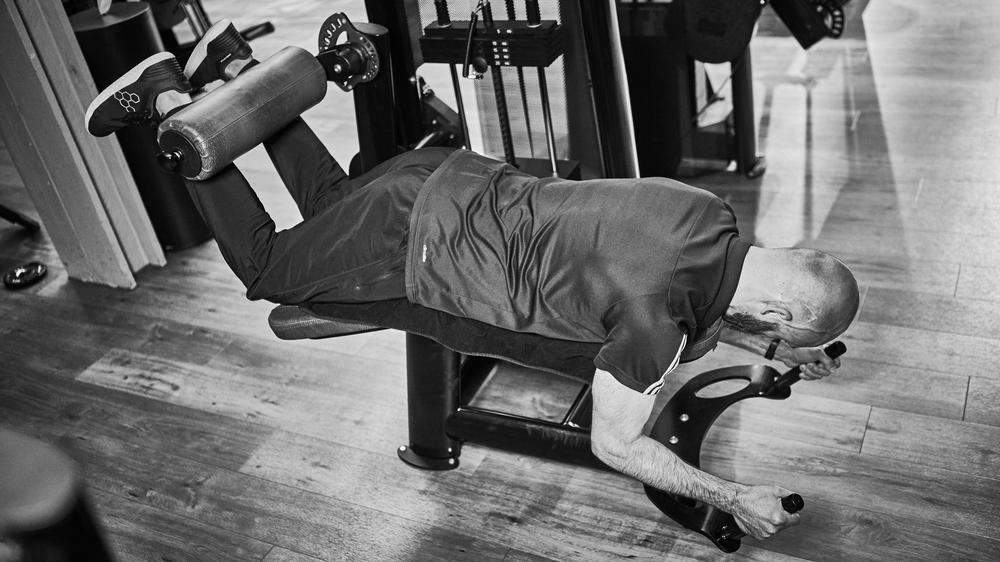 Fitnessübung: Der Beinbeuger im Liegen