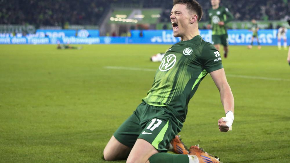 Fußball-Bundesliga, 17. Spieltag – Mittwoch: Dženan Pejčinović sichert den Wolfsburgern durch seinen Treffer zum 2:1 den Sieg gegen den FC St. Pauli.