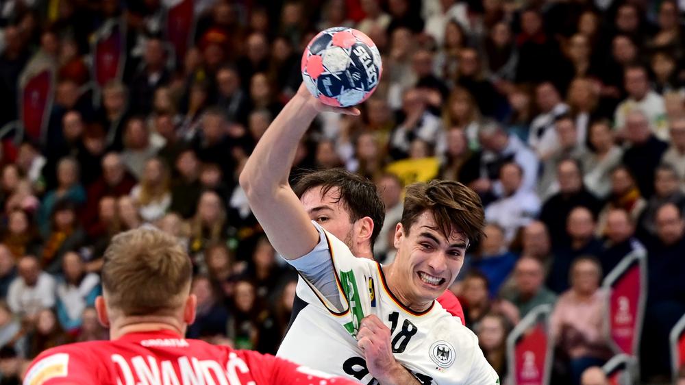 Nationalspieler Julian Köster greift im Testspiel gegen Kroatien an.