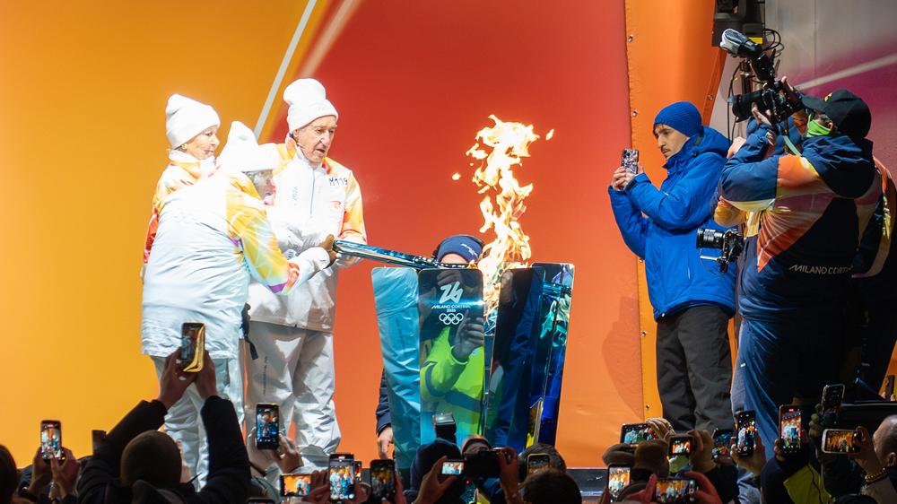 Olympische Winterspiele: Die Olympische Fackel mit dem Olympischen Feuer kommt in Cortina an.