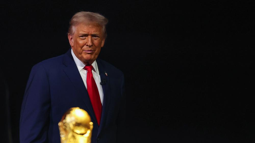  Donald Trump und der WM-Pokal