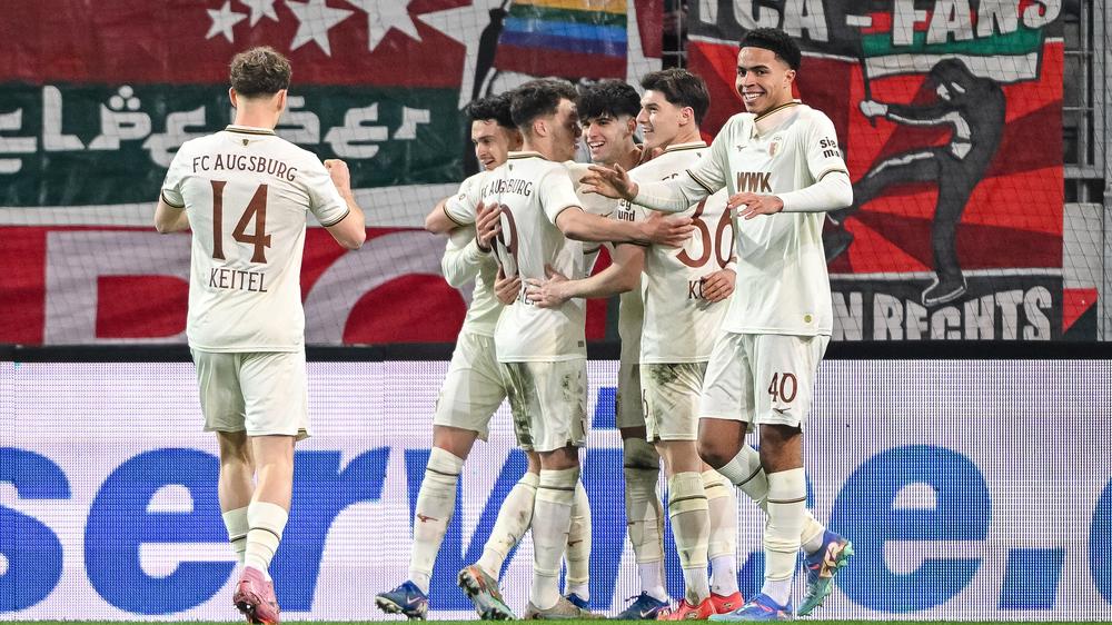 Bundesliga, 24. Spieltag – Freitag: Gewann zum achten Mal in Folge zu Hause: Der FC Augsburg traf zweimal gegen den 1. FC Köln.