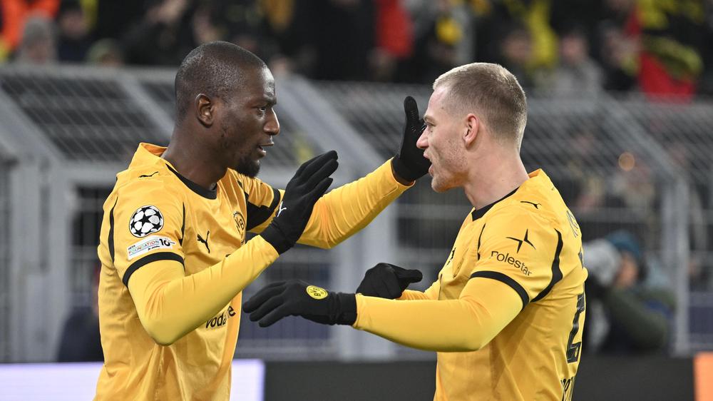 Champions League, Play-offs: Serhou Guirassy (links) jubelt mit Julian Ryerson über sein Tor zum 1:0.