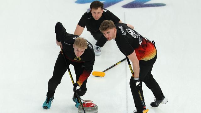 Olympische Winterspiele: Curler zittern gegen die Schweiz, Lochner liegt im Bob auf Goldkurs