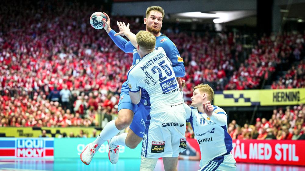 Handball-EM: Kroatiens Tin Lucin und Islands Haukur Thrastarson beim Spiel um den dritten Platz bei der Handball-EM.