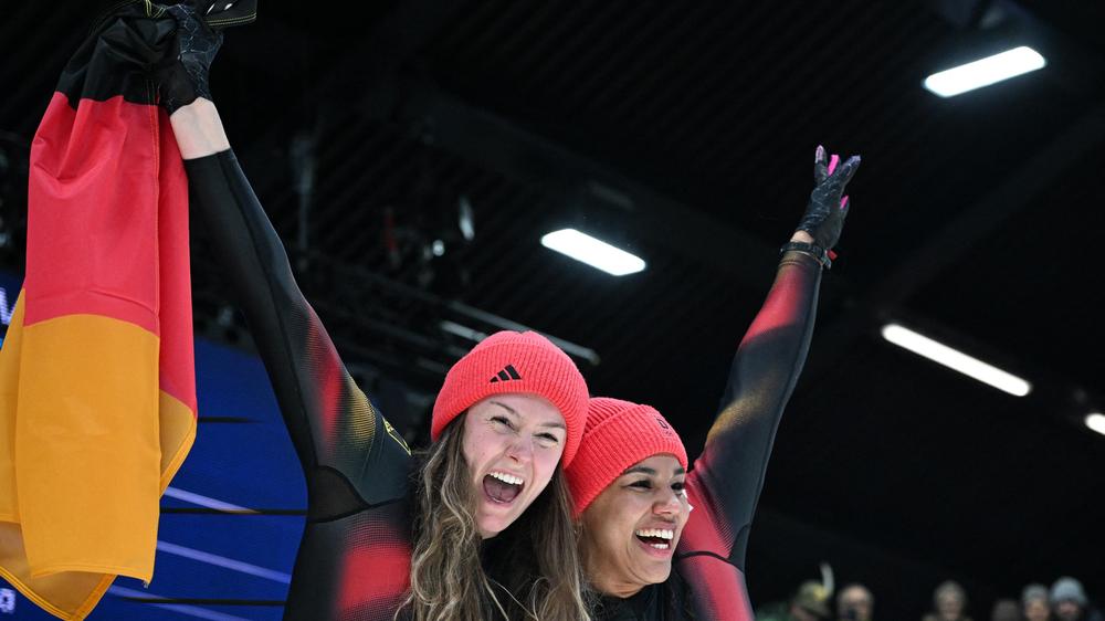 Olympische Winterspiele: Laura Nolte und Deborah Levi feiern ihre Goldmedaille im Zweierbob.