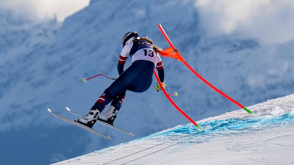 Lindsey Vonn: An diesem Tor bleibt Lindsey Vonn mit ihrem rechten Stock hängen.