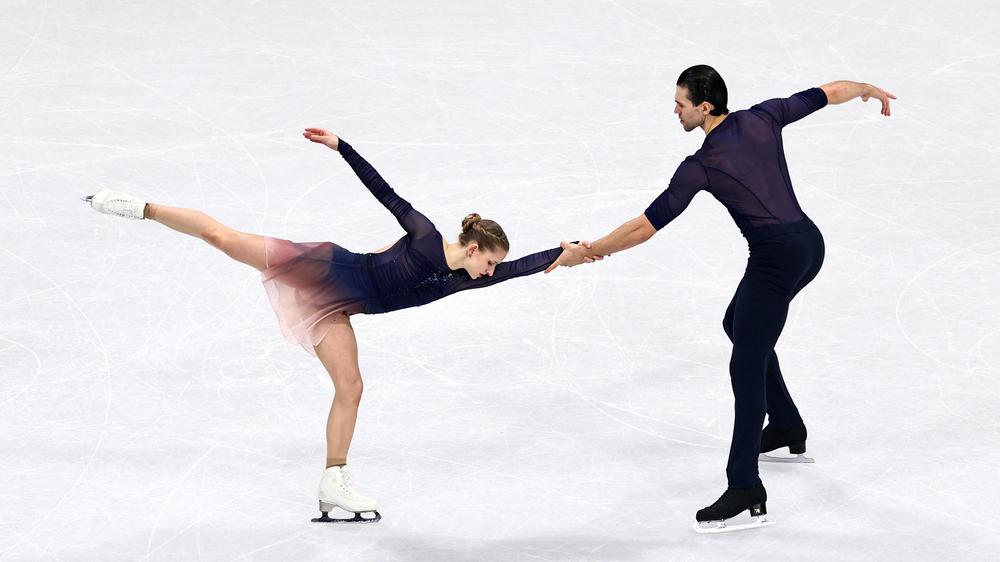 Olympische Winterspiele 2026: Hoch konzentriert müssen sie bei der Kür sein. Hat der Gedanke an olympisches Gold Minerva Hase und Nikita Wolodin überwältigt?