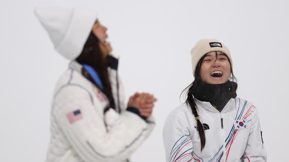 Snowboard: Die neue Olympiasiegerin Choi Ga-On – und ihr Idol Chloe Kim, die Silber holte.