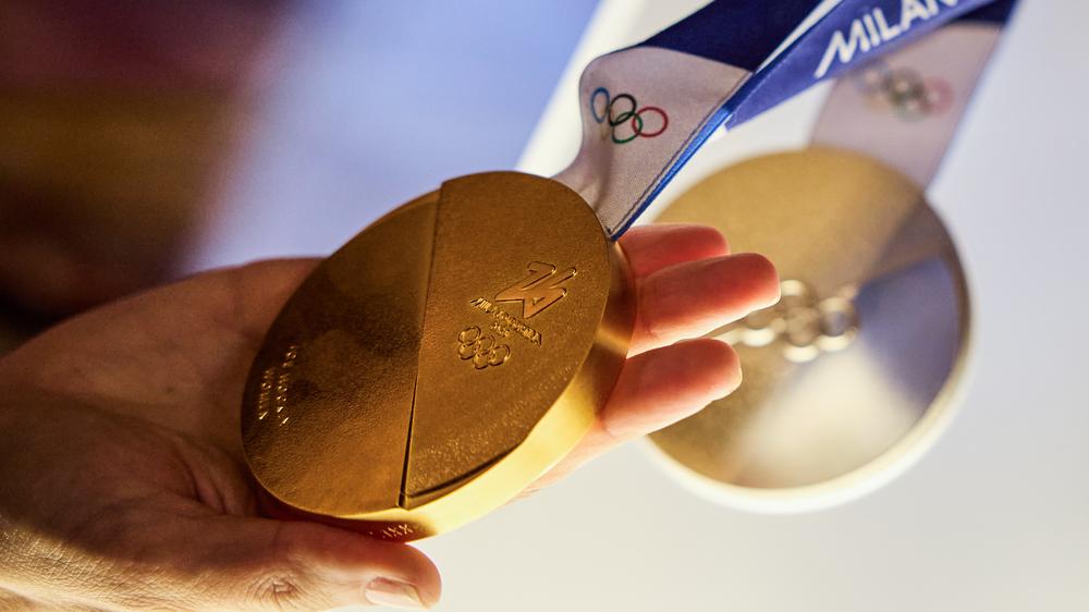 Olympische Winterspiele: So sieht die Goldmedaille bei den Olympischen Winterspielen in Italien aus. Holt eine deutsche Athletin oder ein Athlet einen Olympiasieg, gibt es eine Prämie von 30.000 Euro.