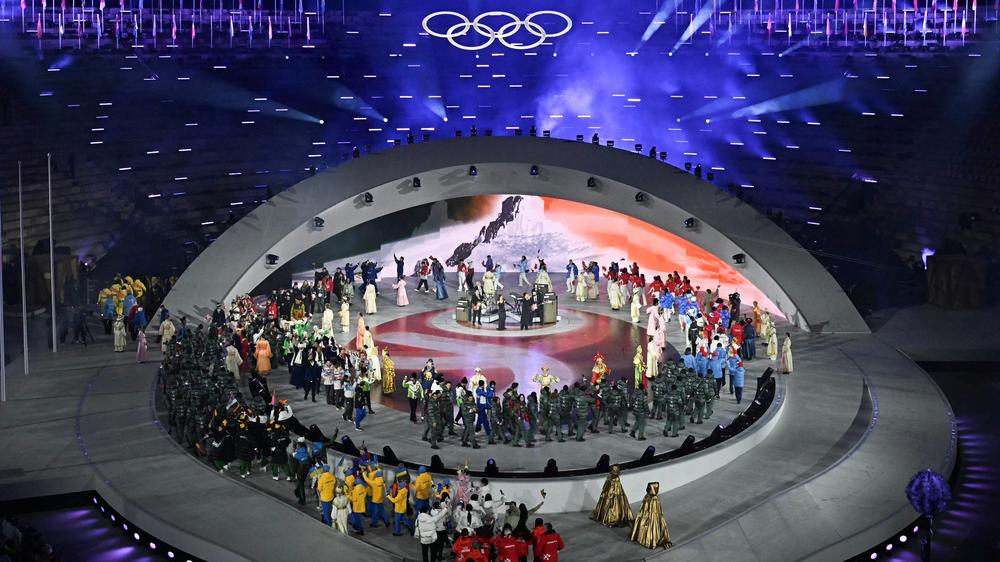Olympische Winterspiele 2026: Fahnenträger der verschiedenen Nationen kamen bei der Abschlussfeier der Olympischen Winterspiele im alten Amphitheater von Verona zusammen.