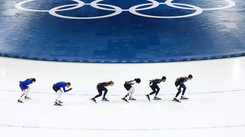 Olympische Winterspiele 2026: In Mailand trainiert das US-Team im Speed Skating vor Beginn der Olympischen Winterspiele. Aus Protest gegen das Vorgehen der US-Einwanderungsbehörde ICE hat das Olympiateam seine Vertretung umbenannt.