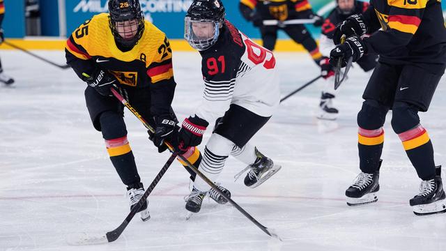 Olympische Winterspiele: Deutsche Eishockeyspielerinnen erringen ersten Sieg 