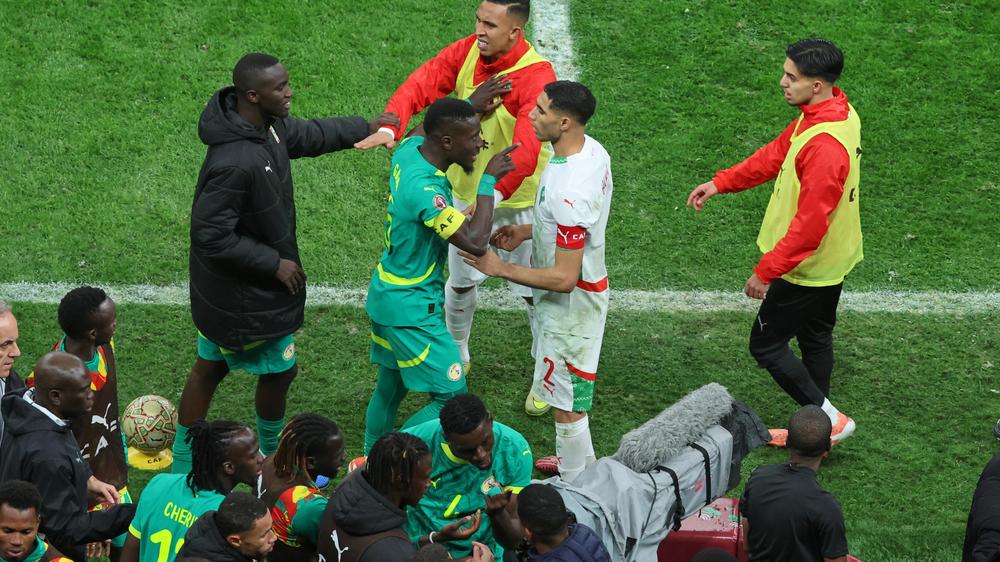  Marokkos Achraf Hakimi (rechts) und Senegals Idrissa Gueye (links) diskutieren nach einem umstrittenen Elfmeter für Marokko.