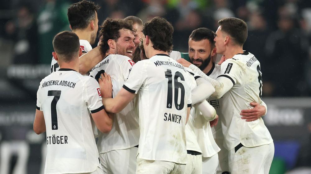 Bundesliga, Matchday 26 – Friday: Gladbach’s Franck Honorat celebrates the second goal against St. Pauli with his teammates.