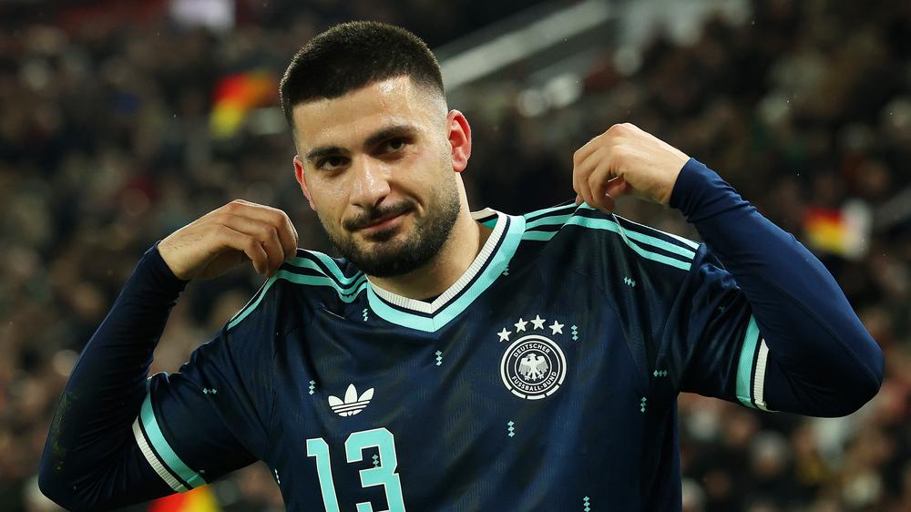 Fußball: Das Trikot riss ihm nach seinem Treffer beinahe vor lauter Selbstbewusstsein: Deniz Undav