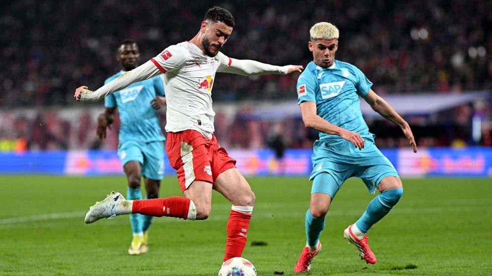  Der Leipziger Rômulo kommt gegen Albian Hajdari von TSG Hoffenheim zum Schuss.
