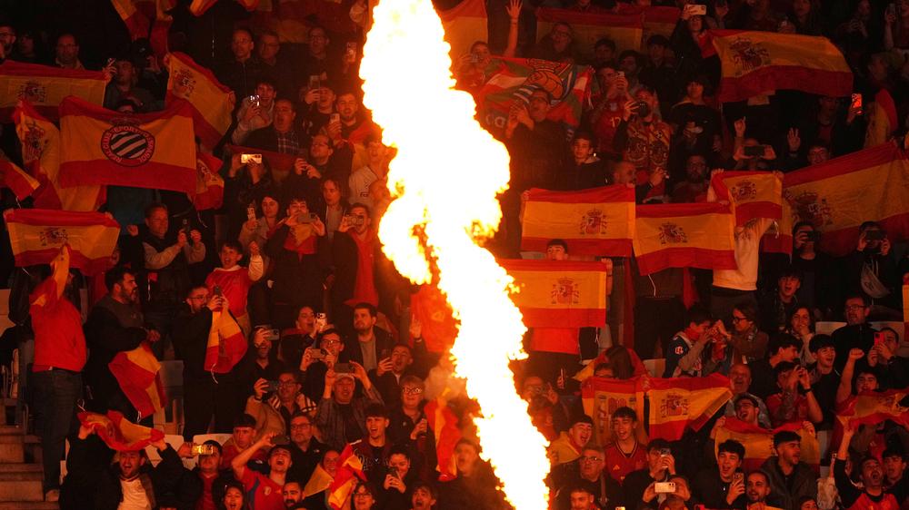 Rassismus: Spanische Fans während des WM-Testspiels zwischen Spanien und Ägypten im Stadion von Espanyol Barcelona. Antimuslimische Gesänge sorgen für Empörung.