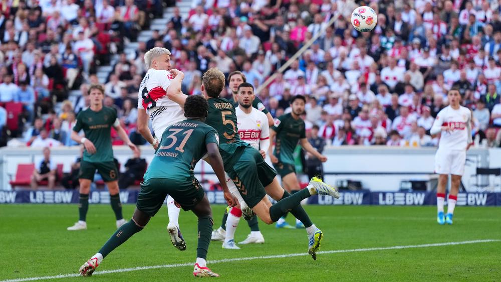 Bundesliga 31. Spieltag – Sonntag: Ermedin Demirović (2. v. l.) vom VfB Stuttgart sorgte für den Ausgleich der Stuttgarter am 31. Spieltag gegen Werder Bremen.