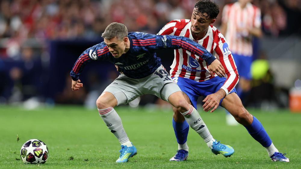 Champions League – Halbfinale, Hinspiel: Duell im Halbfinale: Marc Pubill von Atlético Madrid foult Leandro Trossard vom FC Arsenal.