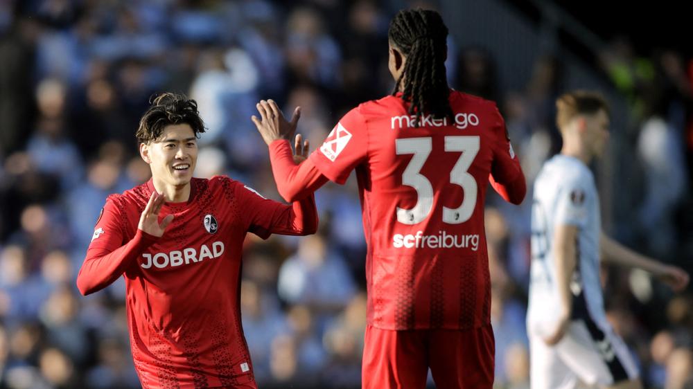 Fußball-Europapokal: Yuito Suzuki vom SC Freiburg feiert gemeinsam mit Jordy Makengo das dritte Tor seines Teams im Europa-League-Rückspiel bei Celta Vigo.