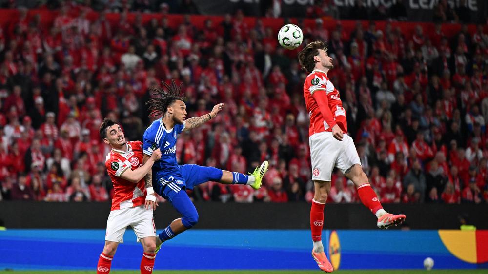 Europacup: Paul Nebel (Mainz, links), und Diego Moreira (Straßburg, mitte), kämpfen um den Ball.