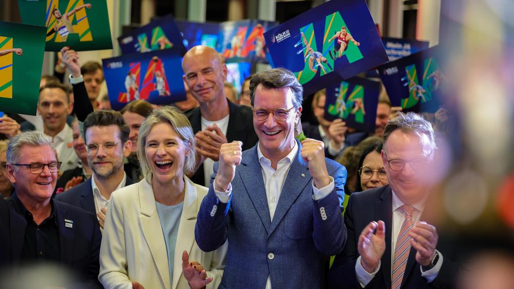 Köln-Rhein/Ruhr: Ministerpräsident Hendrik Wüst (Mitte) jubelt nach der erfolgreichen Abstimmung, ob sich NRW um die Olympischen Spiele bewerben soll.