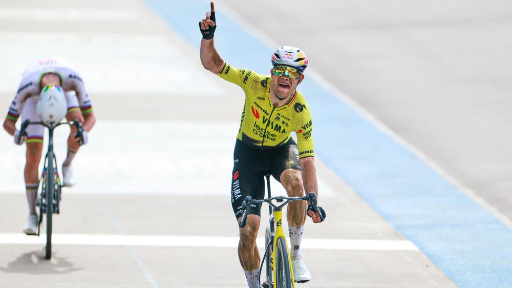 Radsport: Der Belgier Wout van Aert erreicht vor dem Slowenen Tadej Pogacar (links) die Ziellinie und gewinnt das Radrennen Paris-Roubaix.