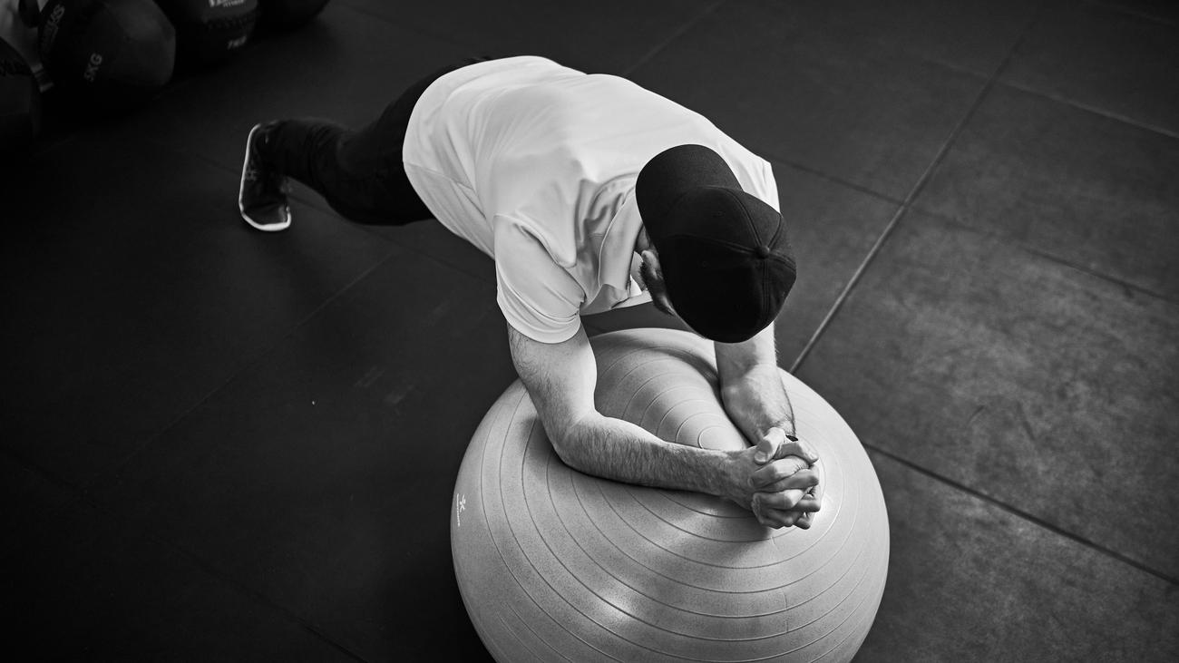 Unser Personal Trainer: Die Säge auf dem Ball