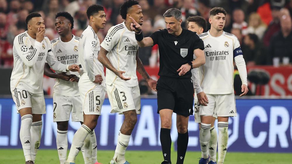 FC Bayern – Real Madrid: Slavko Vinčić, umringt von Spielern von Real Madrid