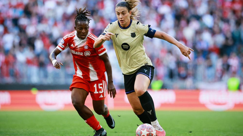 Fußball: Alexia Putellas vom FC Barcelona (rechts) im Zweikampf gegen Bayernspielerin Bernadette Amani Kakounan