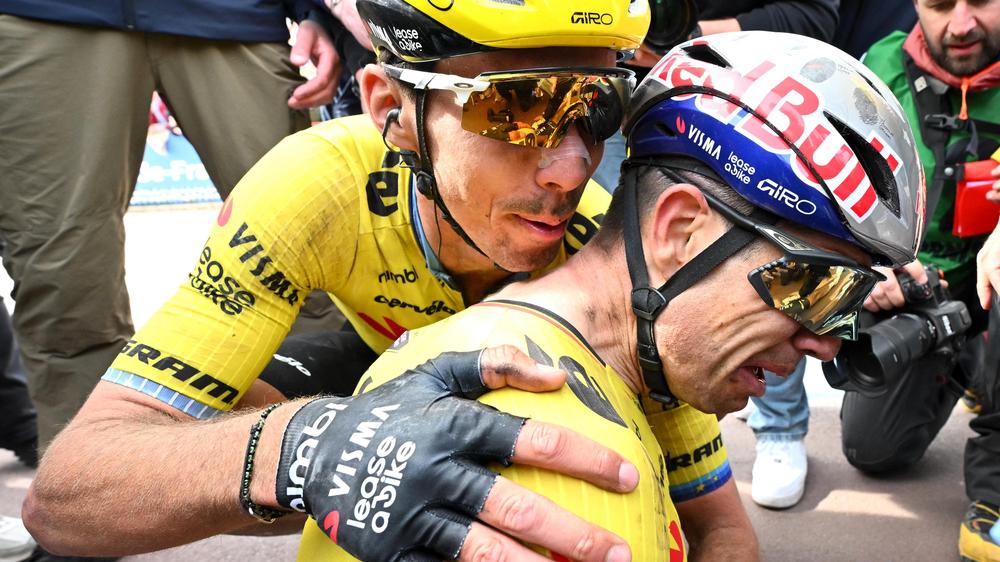 Paris - Roubaix: Christophe Laporte gratuliert Wout van Aert zum Sieg.