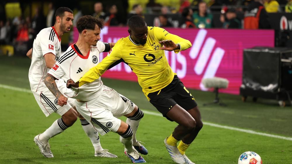 Bundesliga, 33. Spieltag – Freitag: Der BVB gewinnt mit einem 3:2 gegen Eintracht Frankfurt und sichert sich die Vizemeisterschaft.