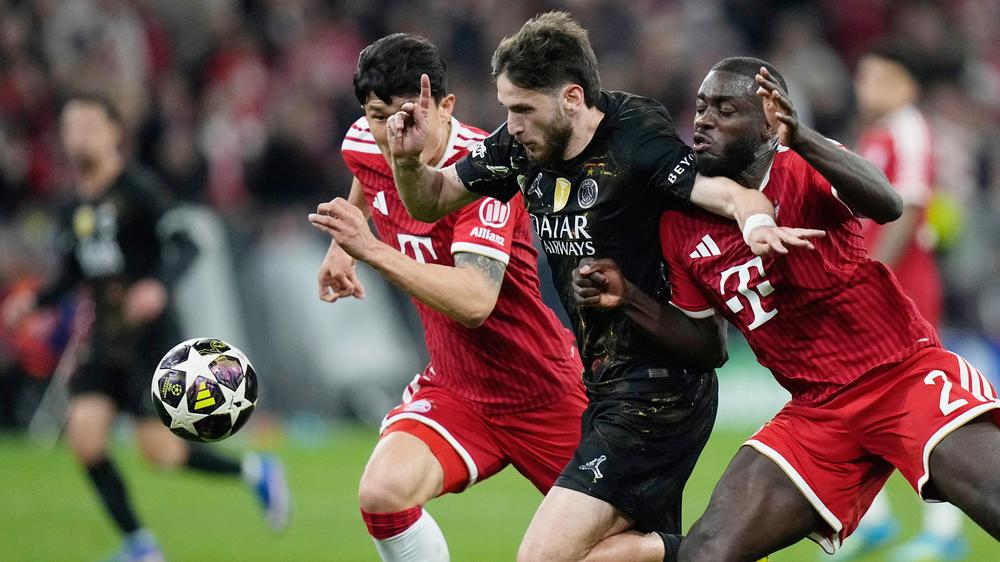 Träumt heute schlecht: Bayerns Dayot Upamecano wurde gleich mehrfach von Chwitscha Kwarazchelia düpiert.