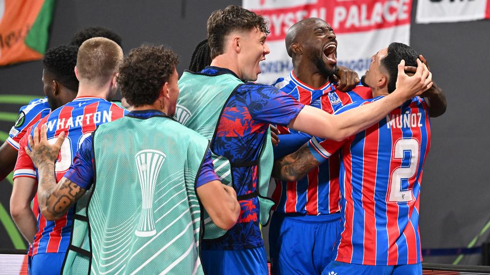 Conference League – Finale: Jean-Philippe Mateta (2.v.r, Crystal Palace) jubelt über sein Tor zum 1:0.