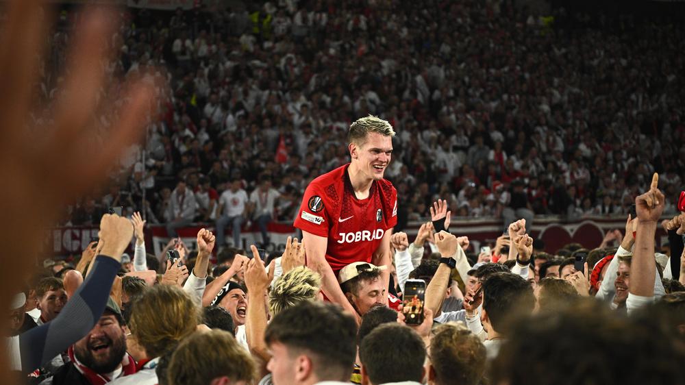 Europa League – Halbfinale: Matthias Ginter auf den Schultern der Fans und im siebten Himmel