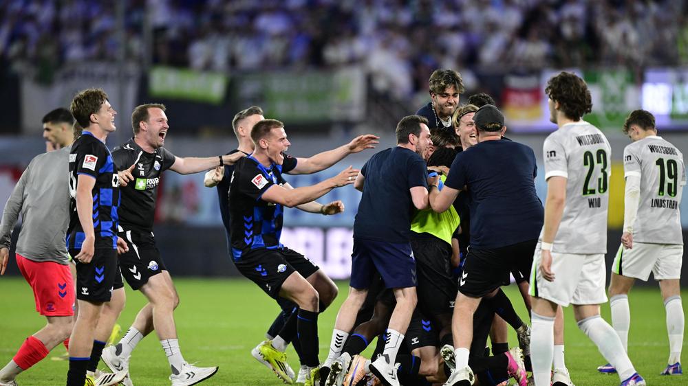  Das Team des SC Paderborn feiert seinen Aufstieg in die Bundesliga.