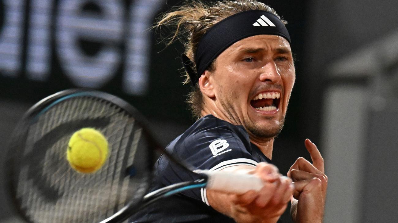 Tennis: Zverev steht bei French Open im Achtelfinale