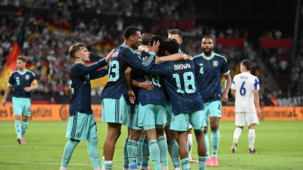 Testspiel zur WM-Vorbereitung: Das deutsche Team jubelt nach dem Tor zum 4:0 durch Jamal Musiala.