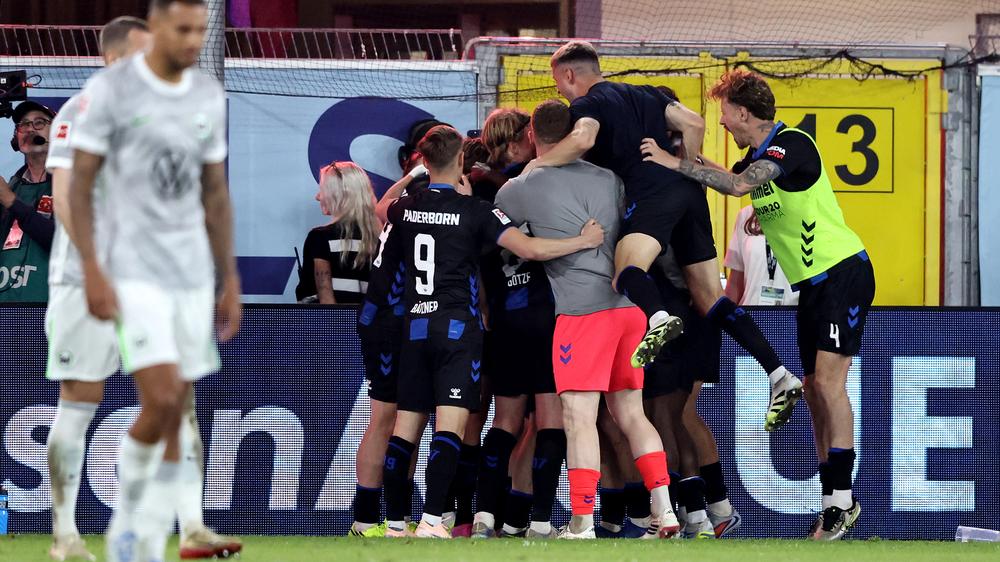 Bundesliga, Relegationsrückspiel: Das Team des SC Paderborn feiert Laurin Curdas 2:1-Siegtreffer gegen den VfL Wolfsburg.