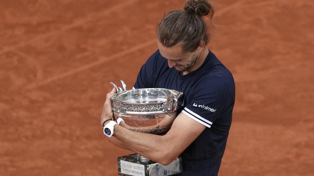 Ist jetzt seiner: Alexander Zverev und der French Open Pokal