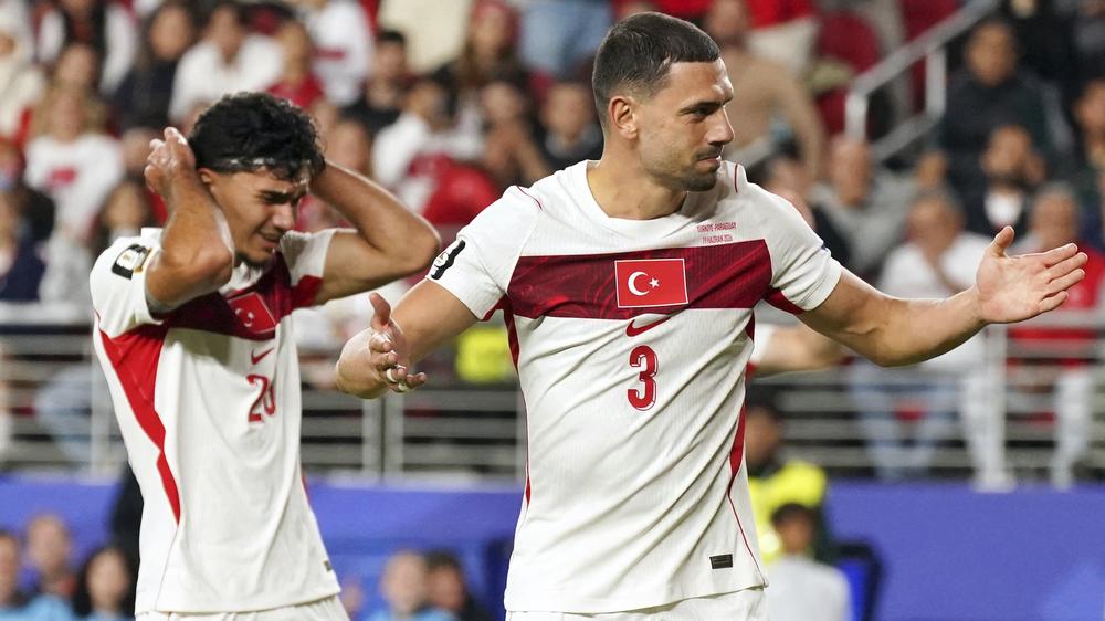 Fußball-WM Gruppe D: WM-Aus für die Türkei: Nach zwei Spielen ohne Sieg kann das Team die K.o.-Runde nicht mehr erreichen.