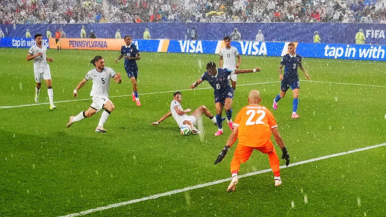 Fußball-WM, Gruppe I: Frankreich siegt nach zweistündiger Unterbrechung wegen Gewitters