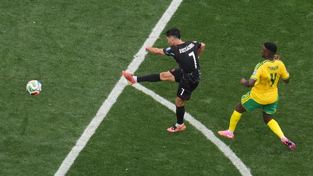  Stephen Eustáquio (links) schoss Kanada zum Sieg im ersten WM-Sechzehntelfinale der Geschichte gegen Südafrika.