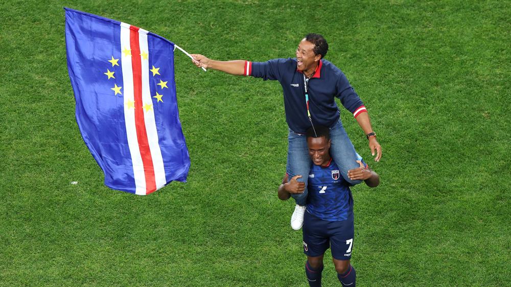 Kap Verde: Kap Verdes Trainer Bubista wird von seinen Spielern ins Sechzehntelfinale getragen.