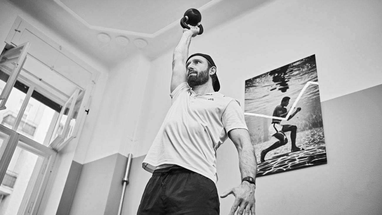Unser Personal Trainer: Die Superwoman-Kugelhantel