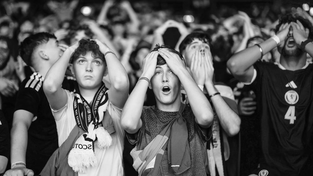 Robert Gugutzer: Fans in Glasgow verfolgen das WM-Spiel gegen Haiti