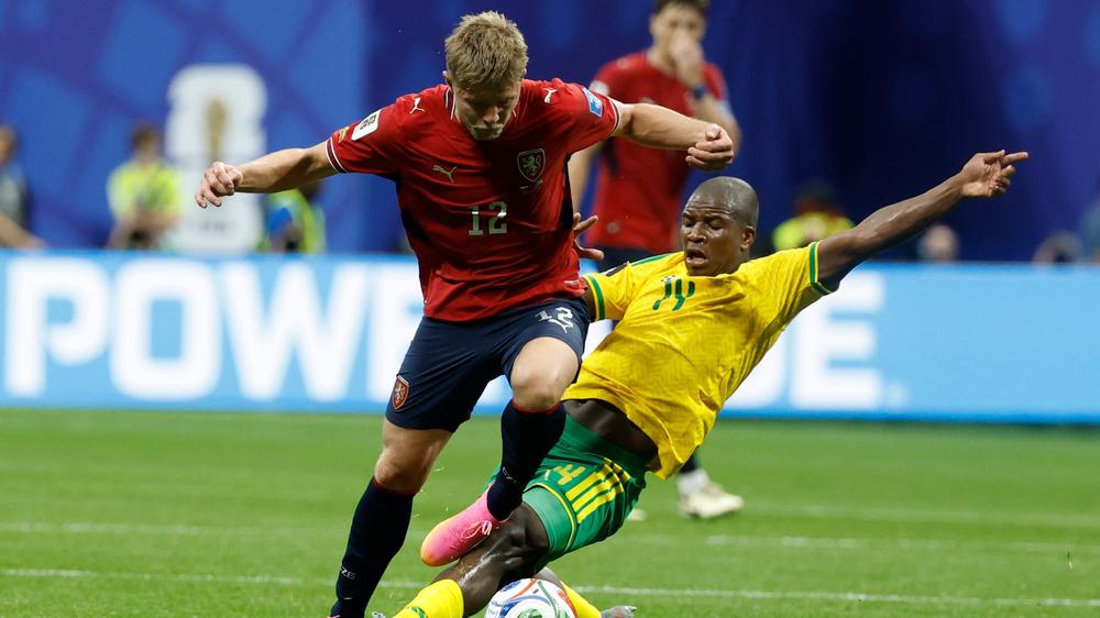 Fußball-WM: Der Südafrikaner Mbekezeli Mbokazi (rechts) versucht, den Tschechen Lukáš Červ zu stoppen.